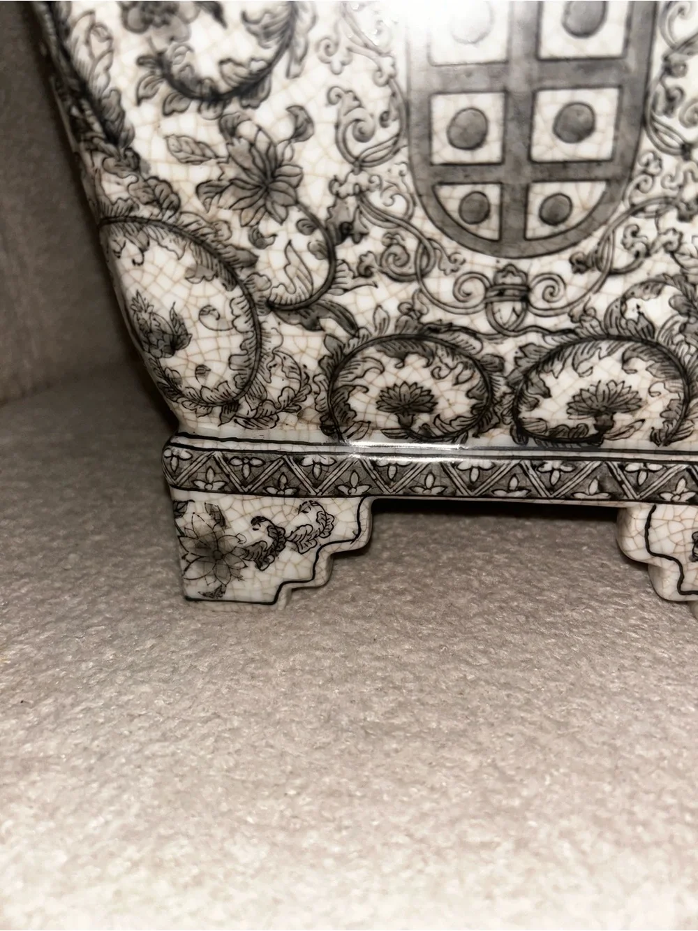 United Wilson JUWC 1897 Crest & Floral Scrollwork Square Footed Cachepot – Chin
